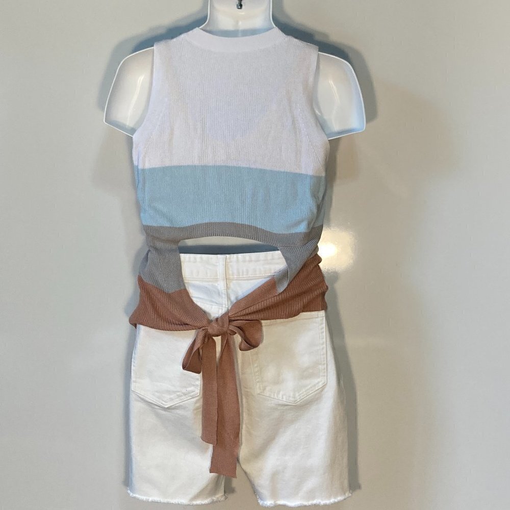 SZ M Sleeveless lightweight color block sweater with open back detail